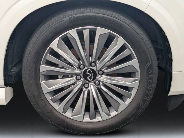 Used 2025 White INFINITI LUXE image 11