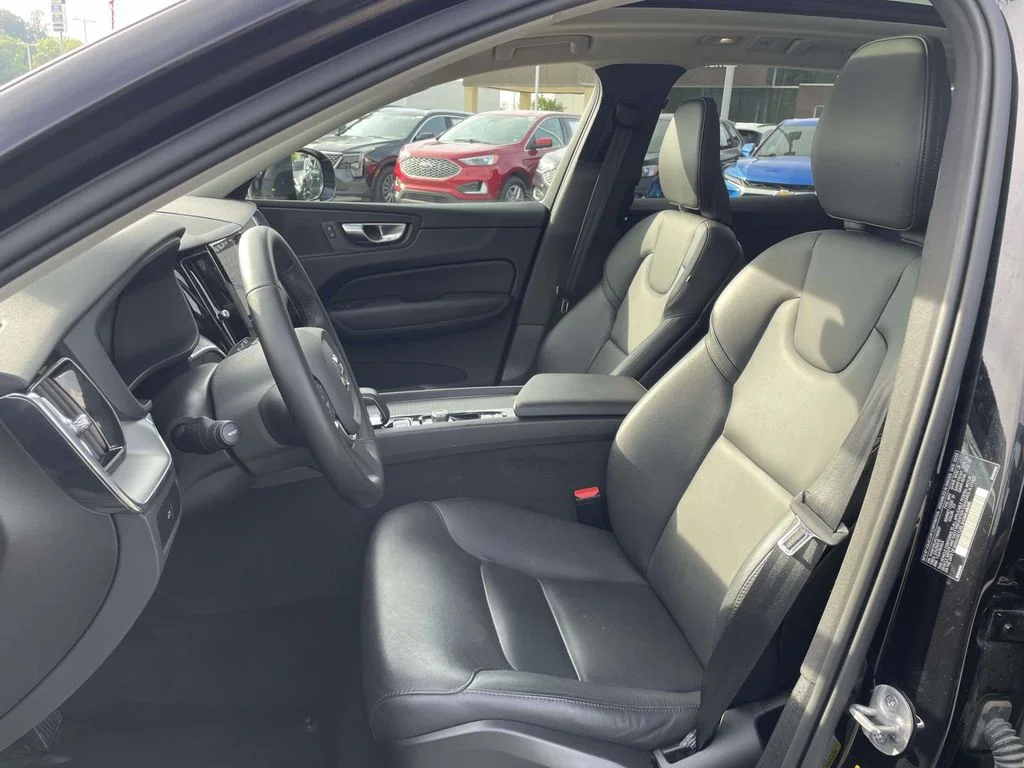 2025 Volvo XC60 Core - Photo 8