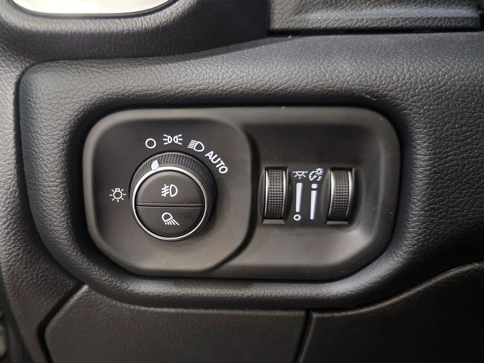 New 2026 Ceramic Gray Clear-Coat Exterior Paint RAM Laramie image 25