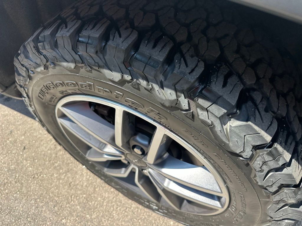 Used 2020 White Jeep Laredo image 4