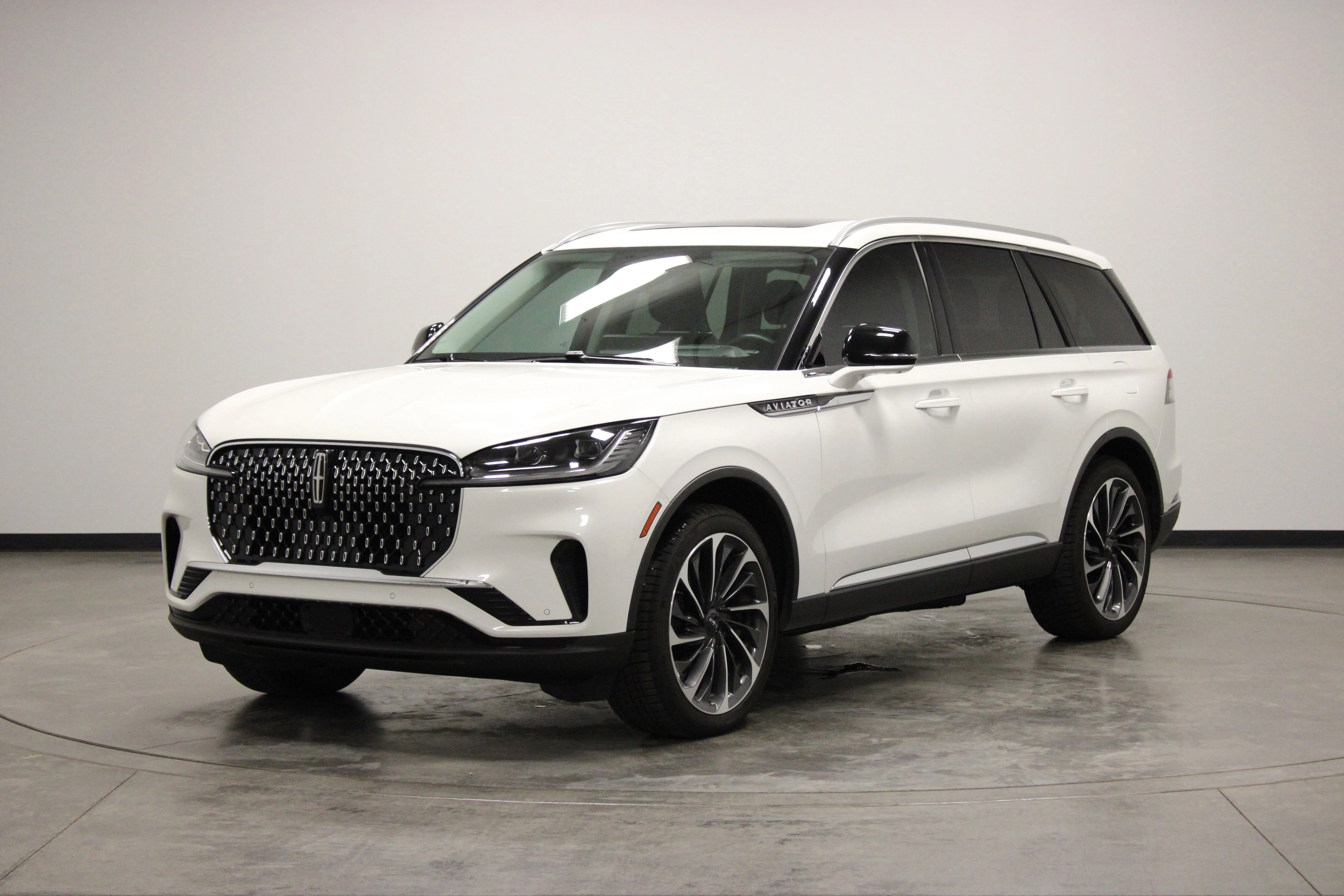 Used 2025 Pristine White Metallic Tri-Coat Lincoln Reserve image 4