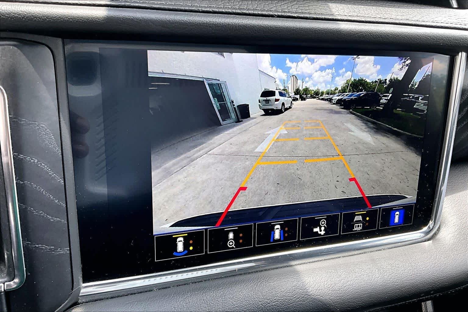 Used 2022 White Frost Tricoat GMC Denali image 25