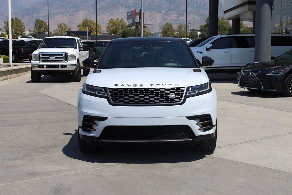 Used 2018 White Land Rover R-Dynamic SE image 9