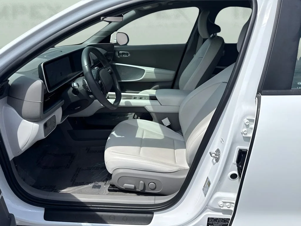 Used 2025 White Hyundai SEL image 9