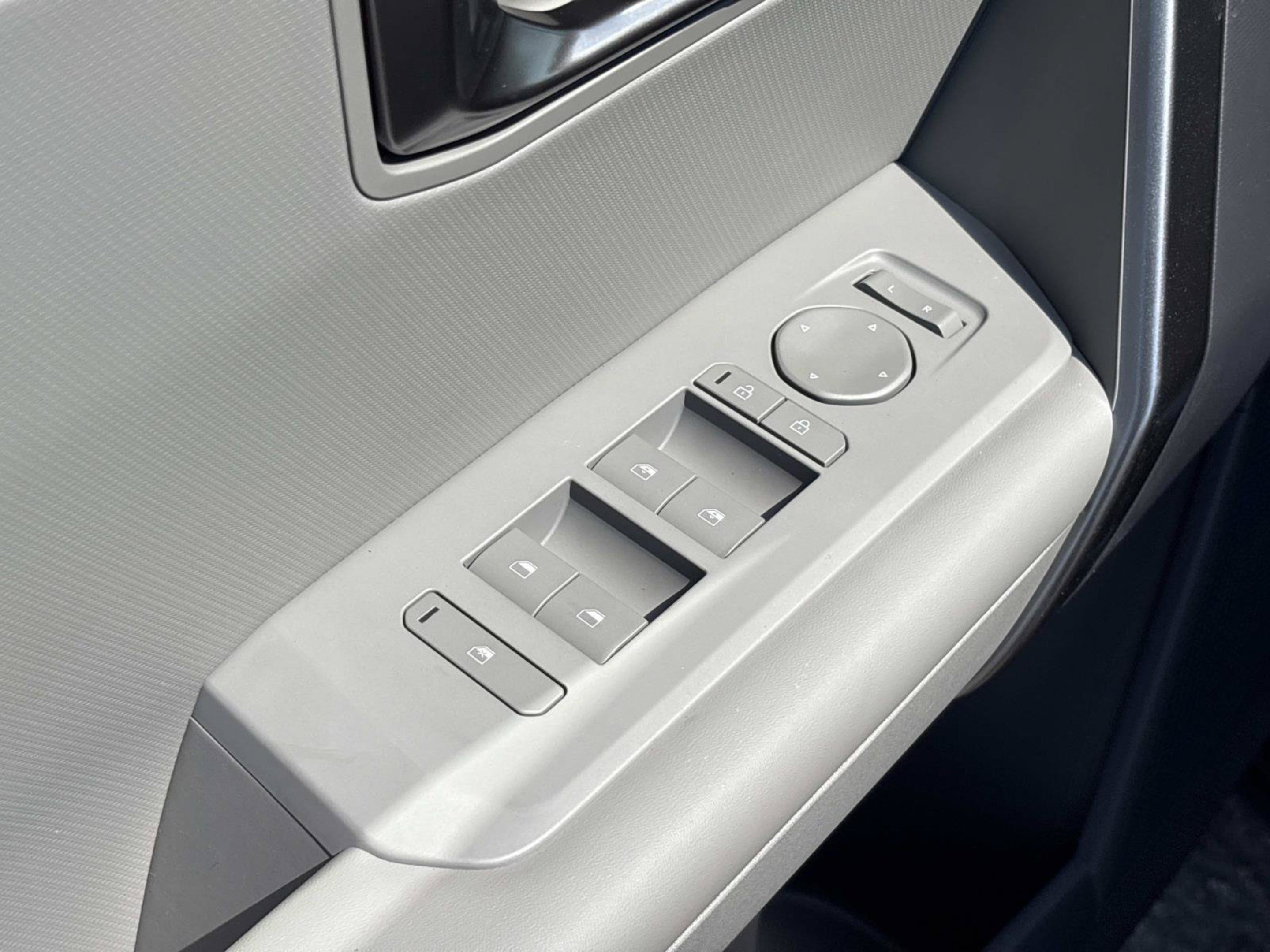 New 2027 Pale Gray Kia EX image 18
