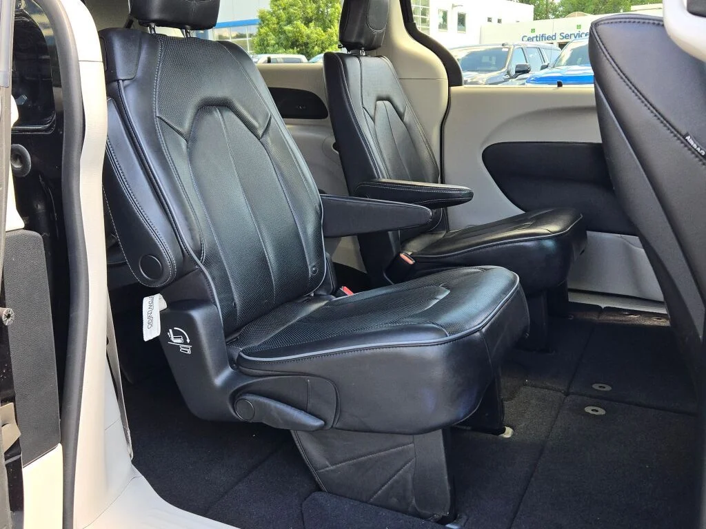 Used 2020 Black Chrysler Limited image 9