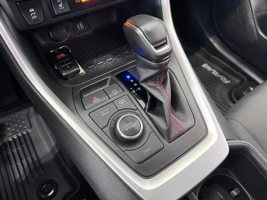 2024 Toyota RAV4 SE - Photo 24
