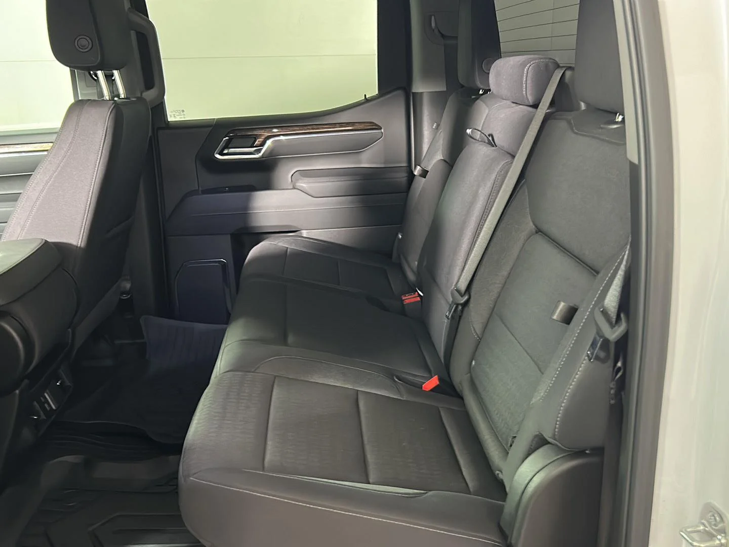 Used 2025 Summit White GMC Elevation image 15