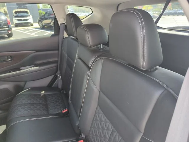 Used 2019 White Nissan Platinum image 30