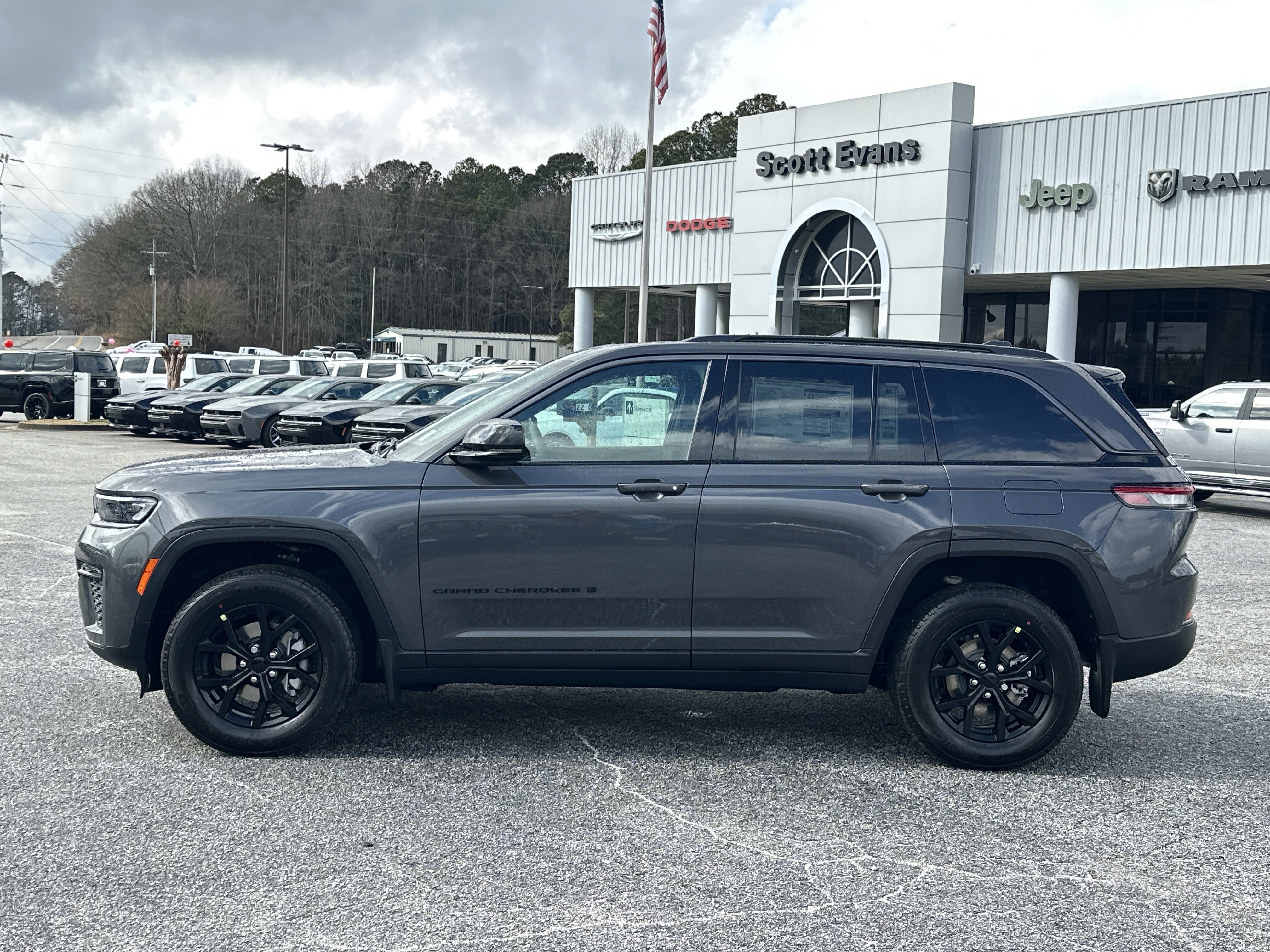 New 2026 Baltic Gray Metallic Clear-Coat Exterior Paint Jeep Laredo Altitude image 5
