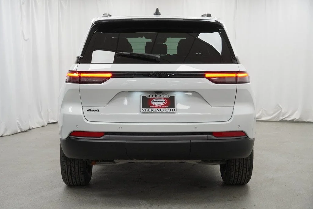 New 2026 Bright White Clear-Coat Exterior Paint Jeep Laredo Altitude image 10