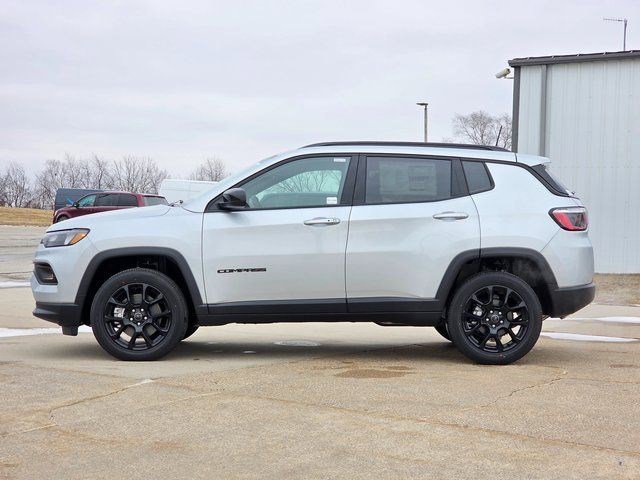 New 2026 Silver Zynith Metallic Clearcoat Jeep Latitude Altitude image 4