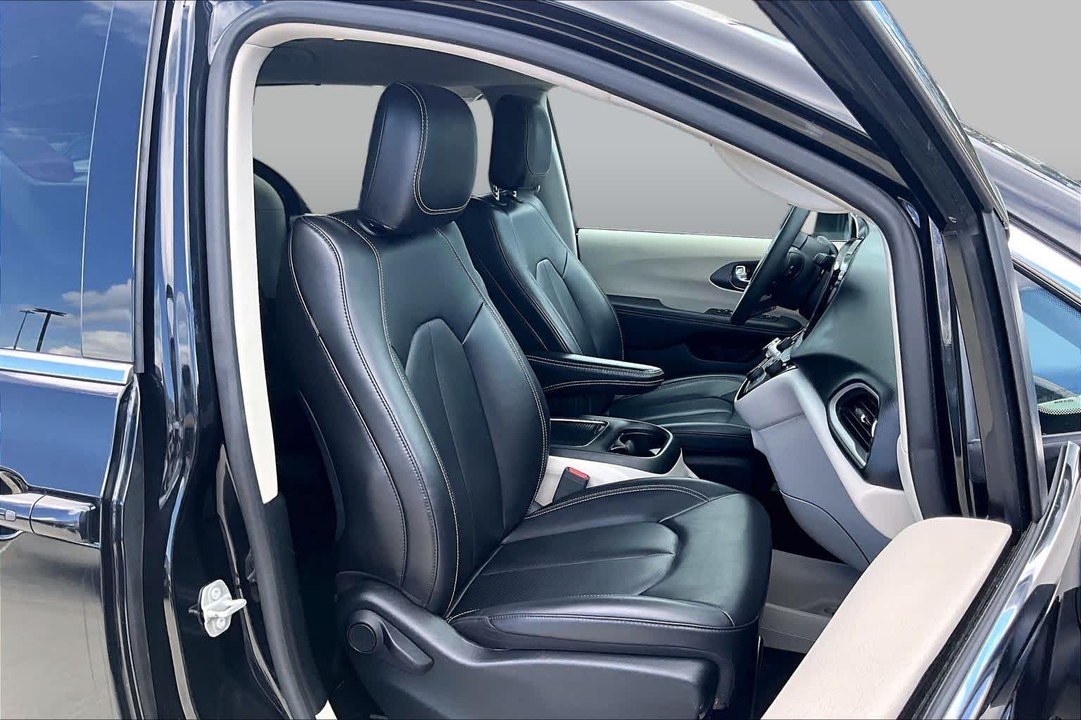 Used 2023 Brilliant Black Crystal Pearlcoat Chrysler Touring L image 9