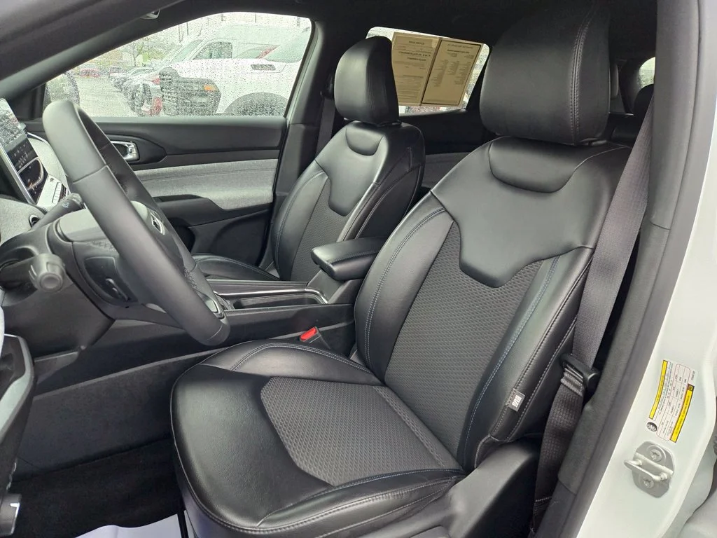 Used 2023 White Jeep Latitude image 16