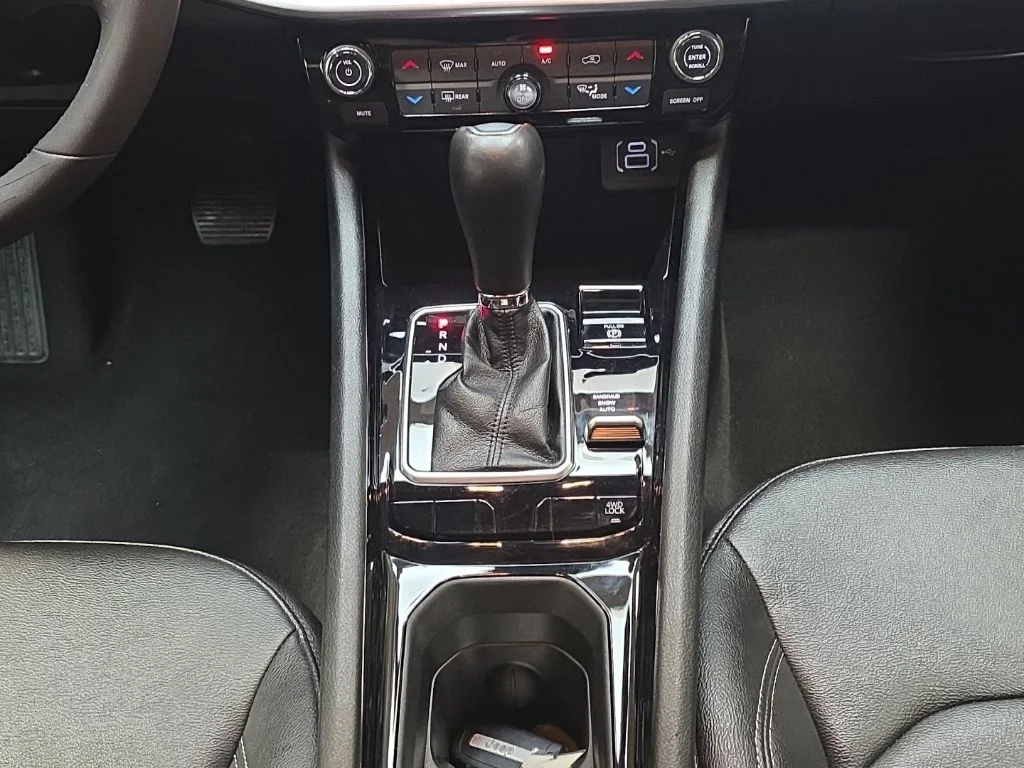 Used 2025 Silver Jeep Limited image 19