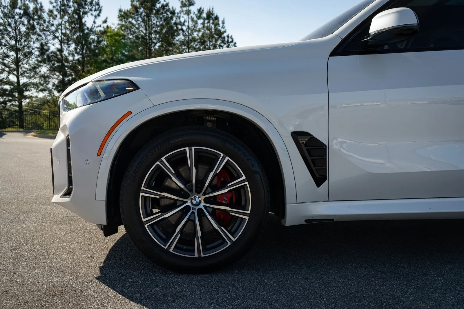 Used 2024 White BMW xDrive40i image 4