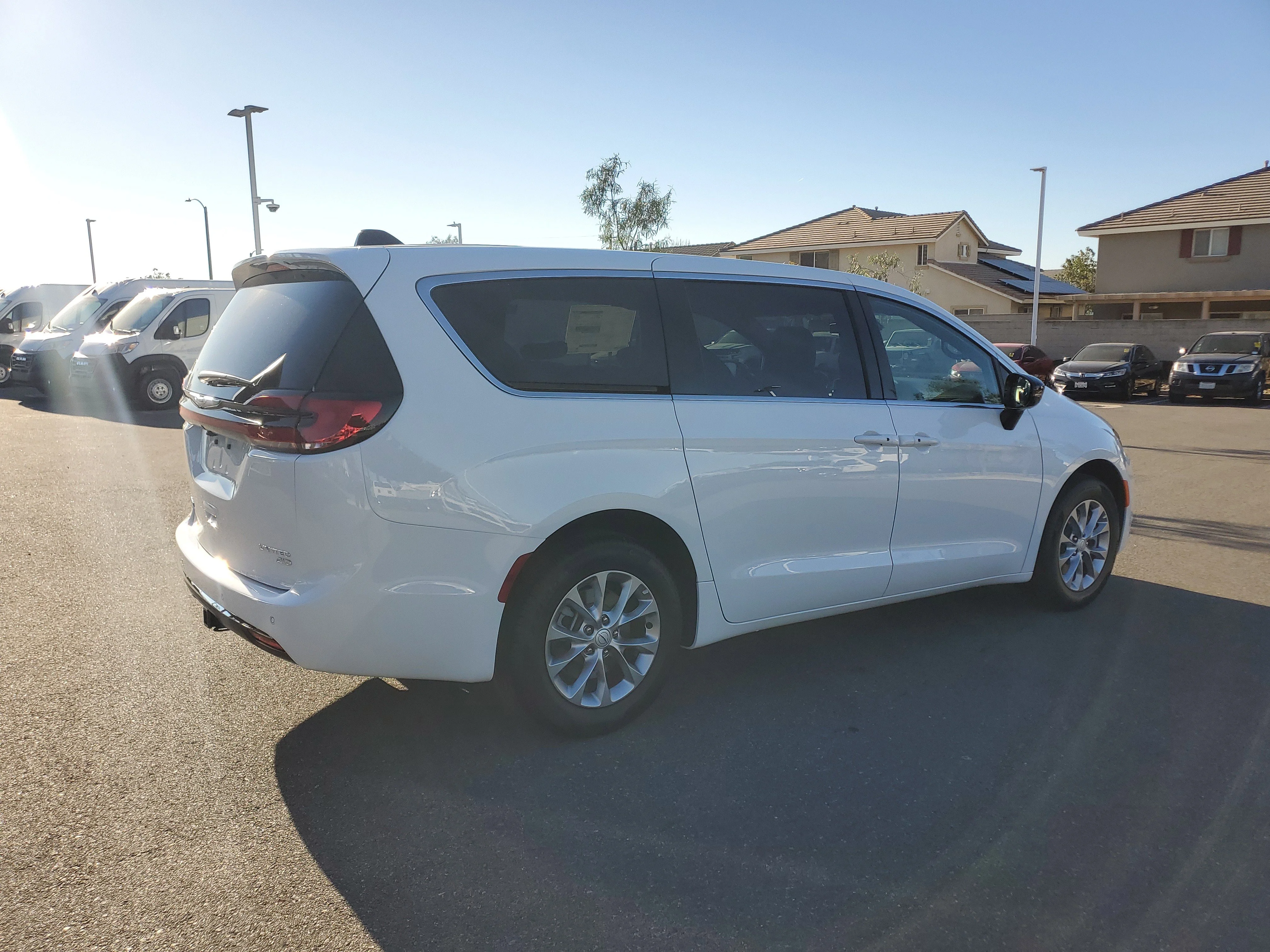 New 2026 Bright White Clear-Coat Exterior Paint Chrysler Limited image 4