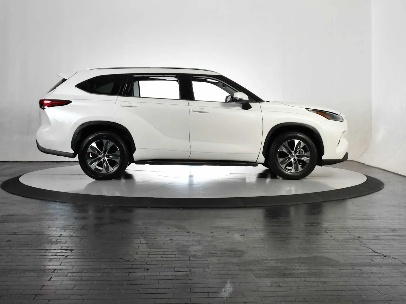 Used 2021 Blizzard Pearl Toyota XLE image 7