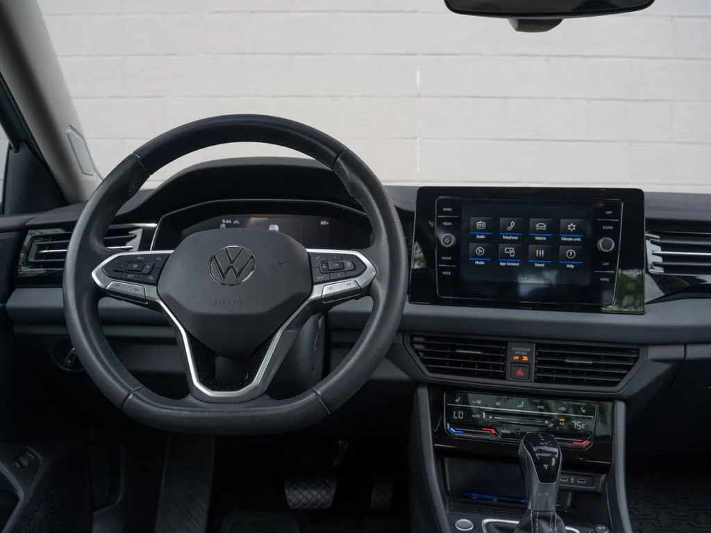 Used 2025 Gray Volkswagen 1.5T SE image 21