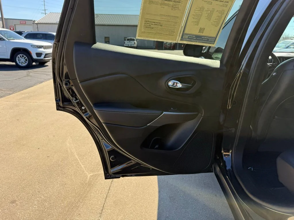 Used 2021 Black Jeep Latitude Lux image 17