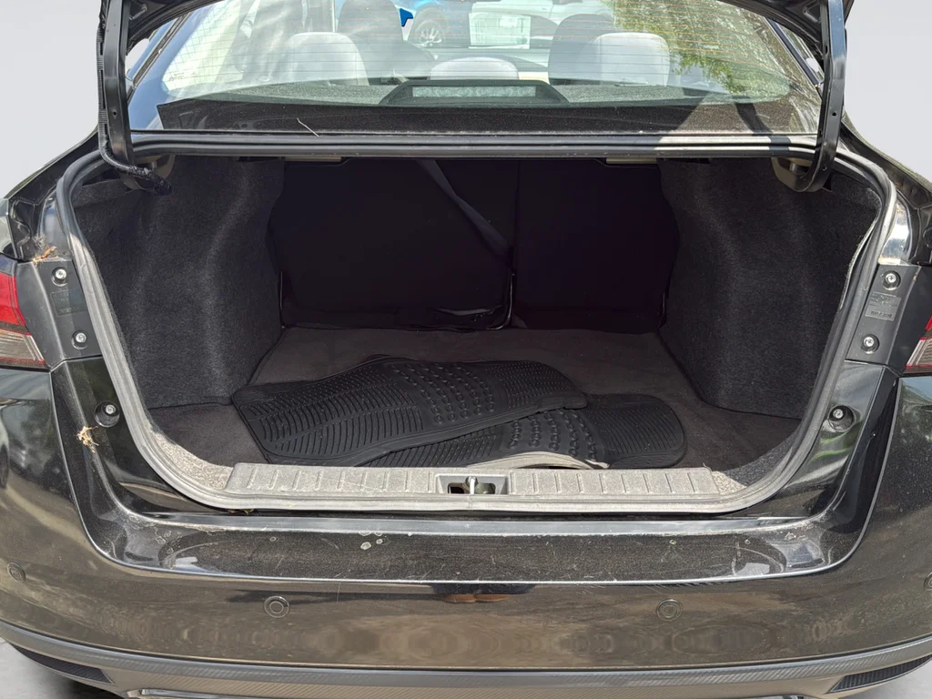 Used 2021 Black Nissan 1.6 SV image 14