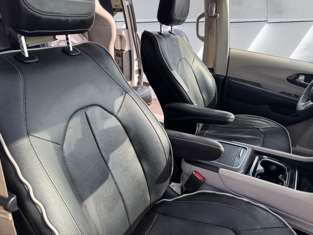 Used 2022 White Chrysler Limited image 22