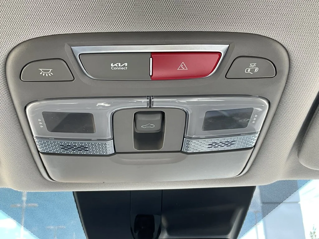 Used 2025 White Kia S image 27