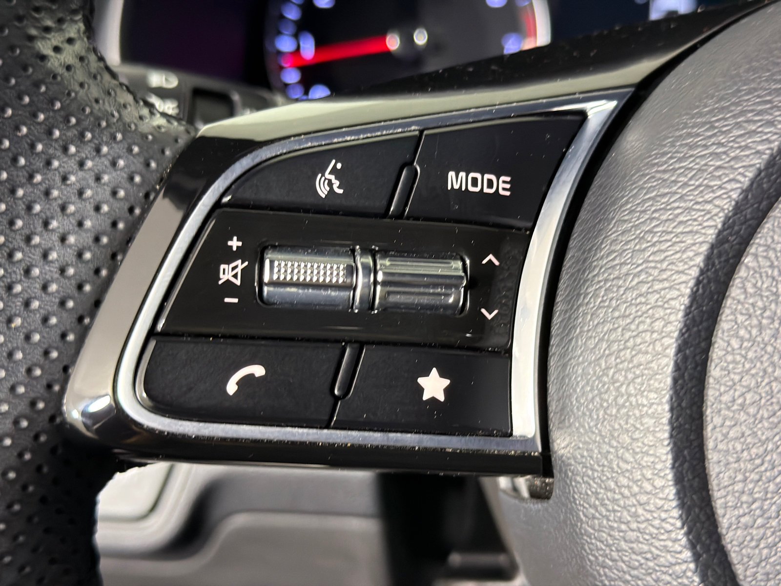 Used 2023 Snow White Pearl Kia GT-Line image 25