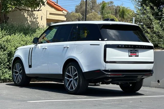 New 2026 Fuji White Land Rover SE image 3