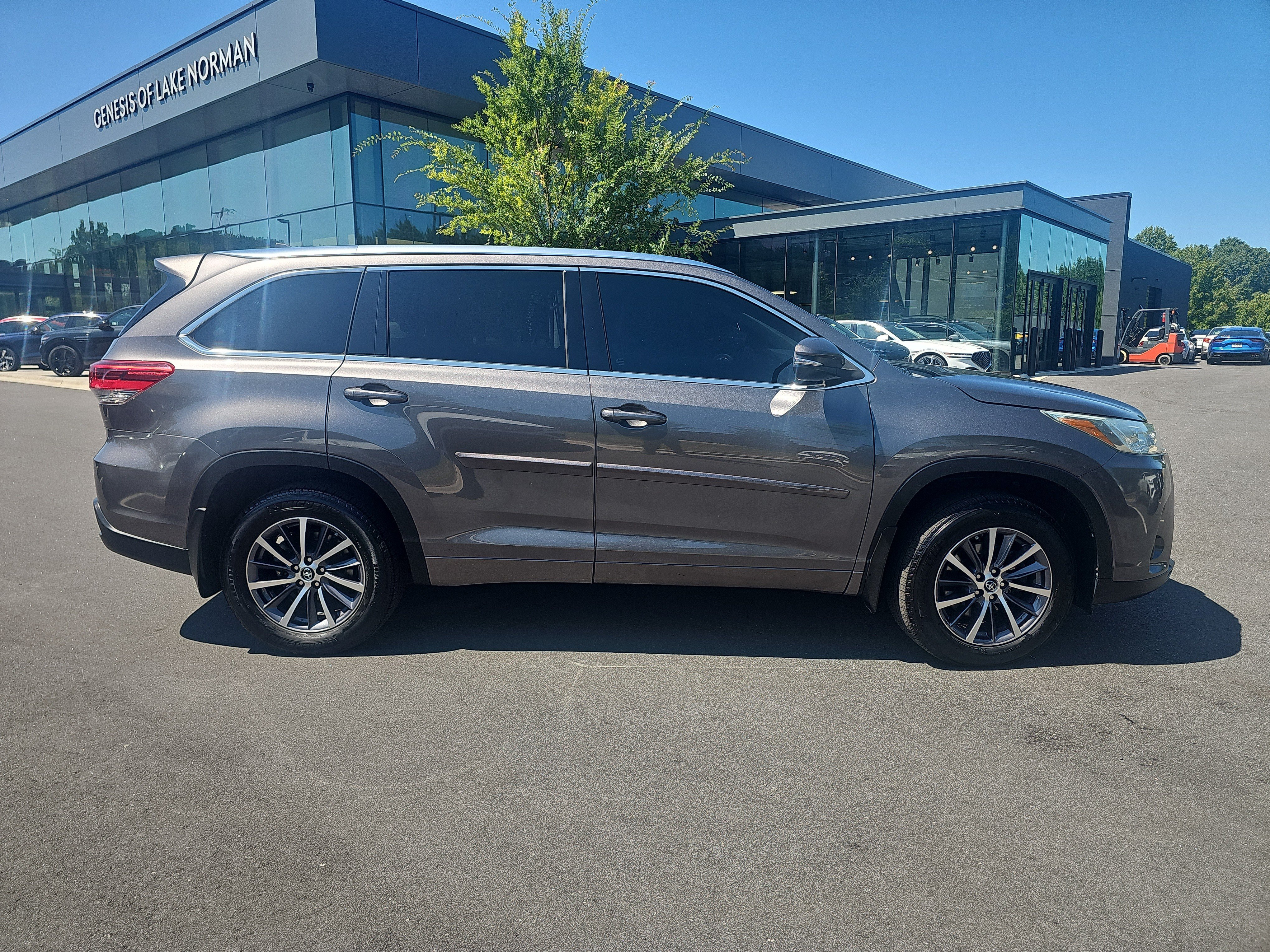 Used 2018 Predawn Gray Mica Toyota XLE image 4