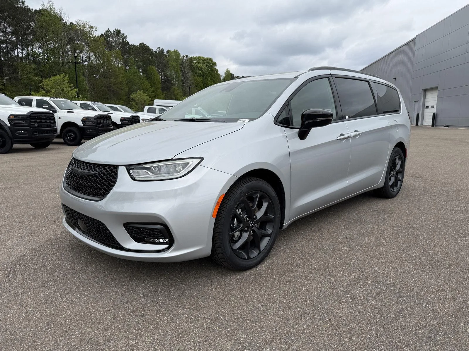 2026 Chrysler Pacifica Limited's photo