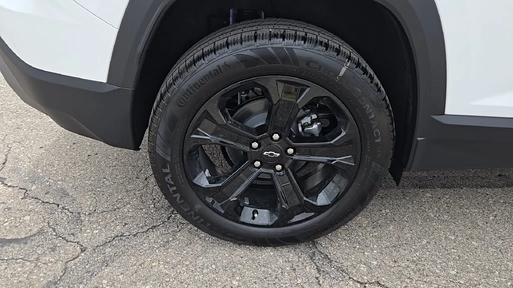 New 2027 Summit White Chevrolet LT image 34