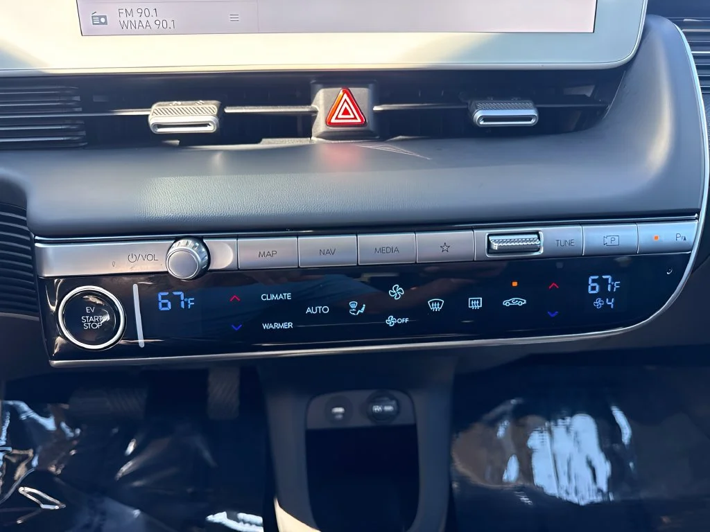 Used 2024 Green Hyundai SE image 15