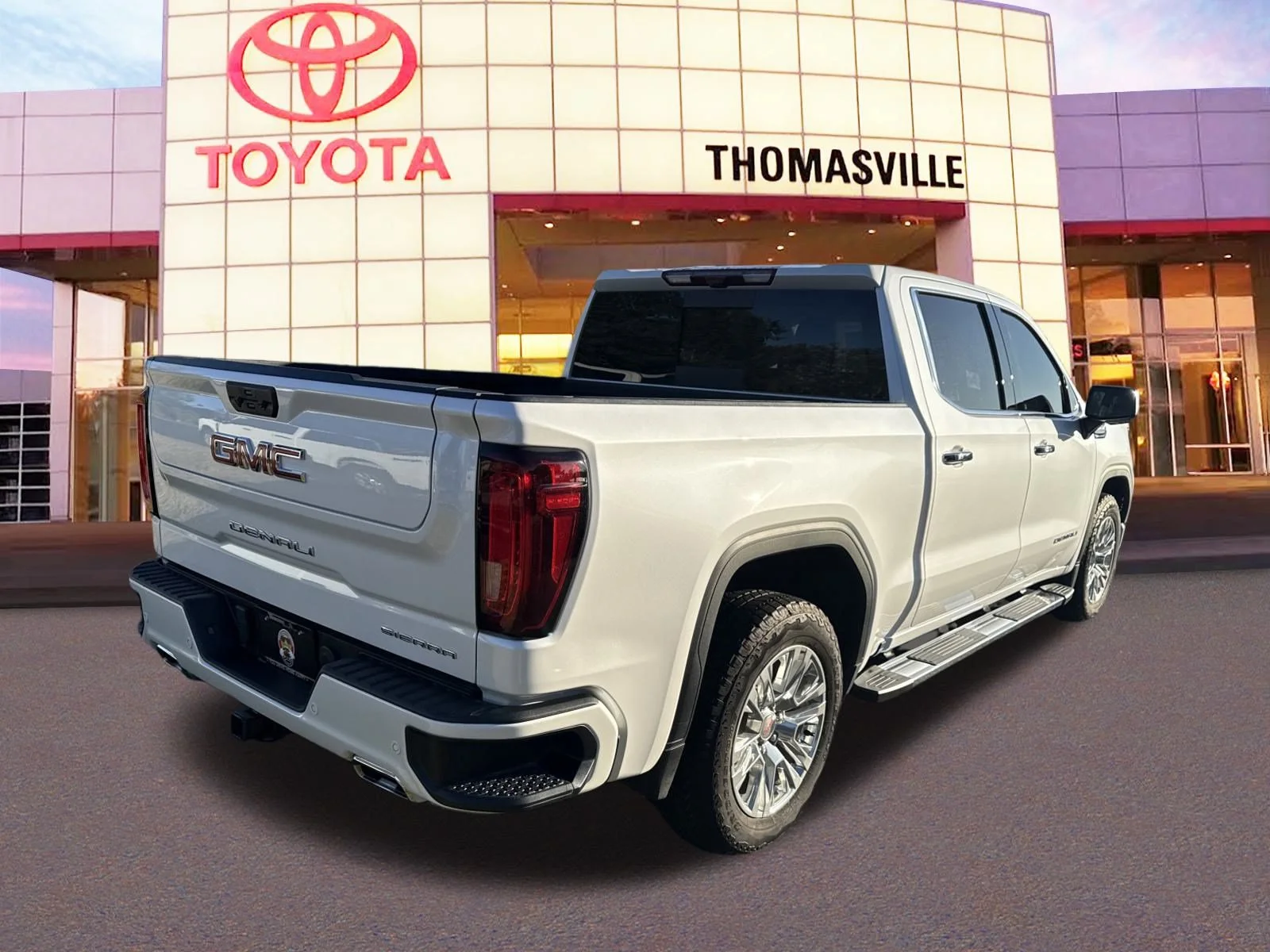 Used 2024 White Frost Tricoat GMC Denali image 5
