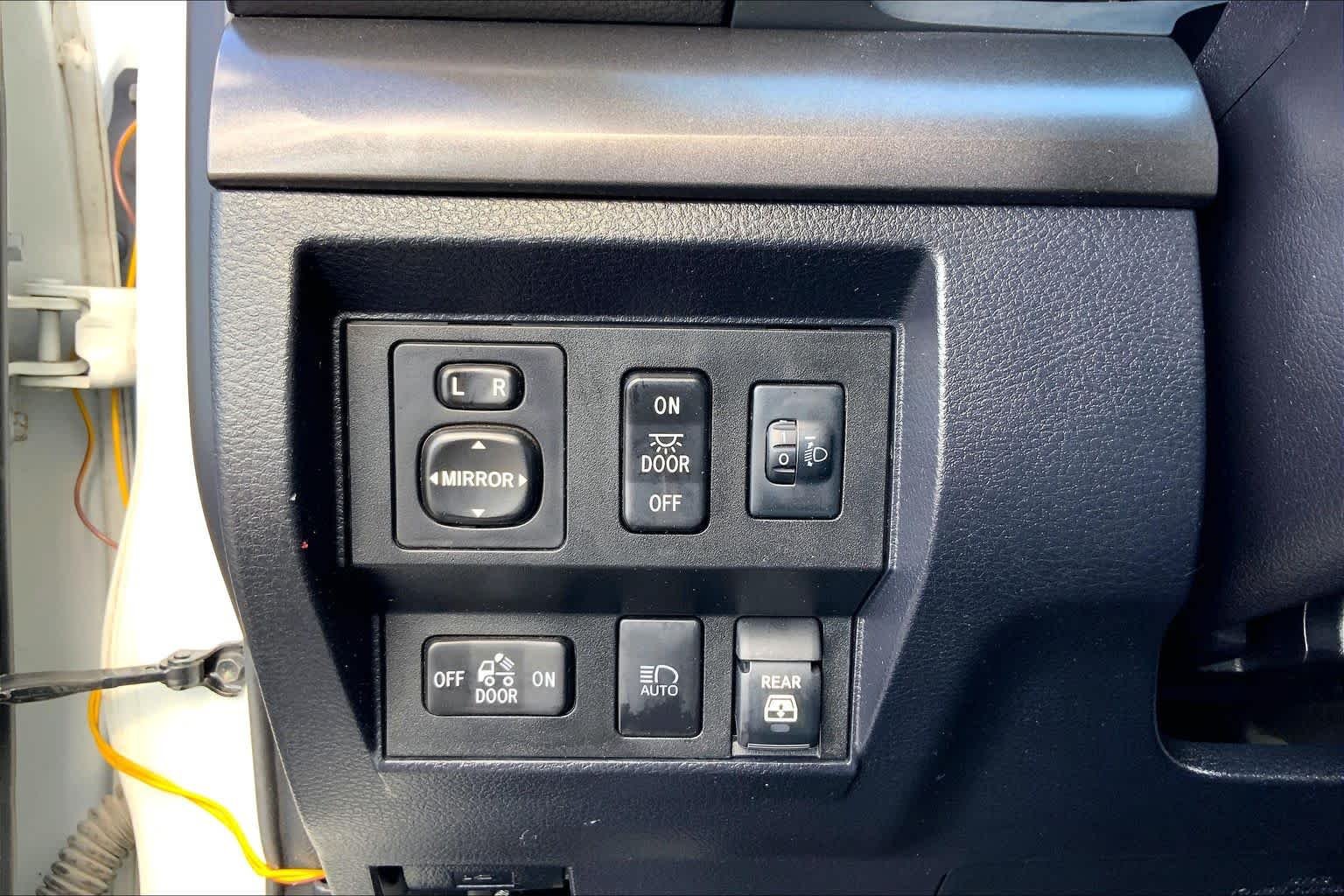 Used 2020 Super White Toyota SR5 image 33
