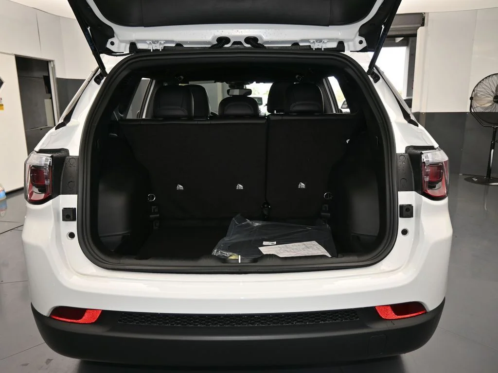 New 2026 Bright White Clear-Coat Exterior Paint Jeep Latitude image 31