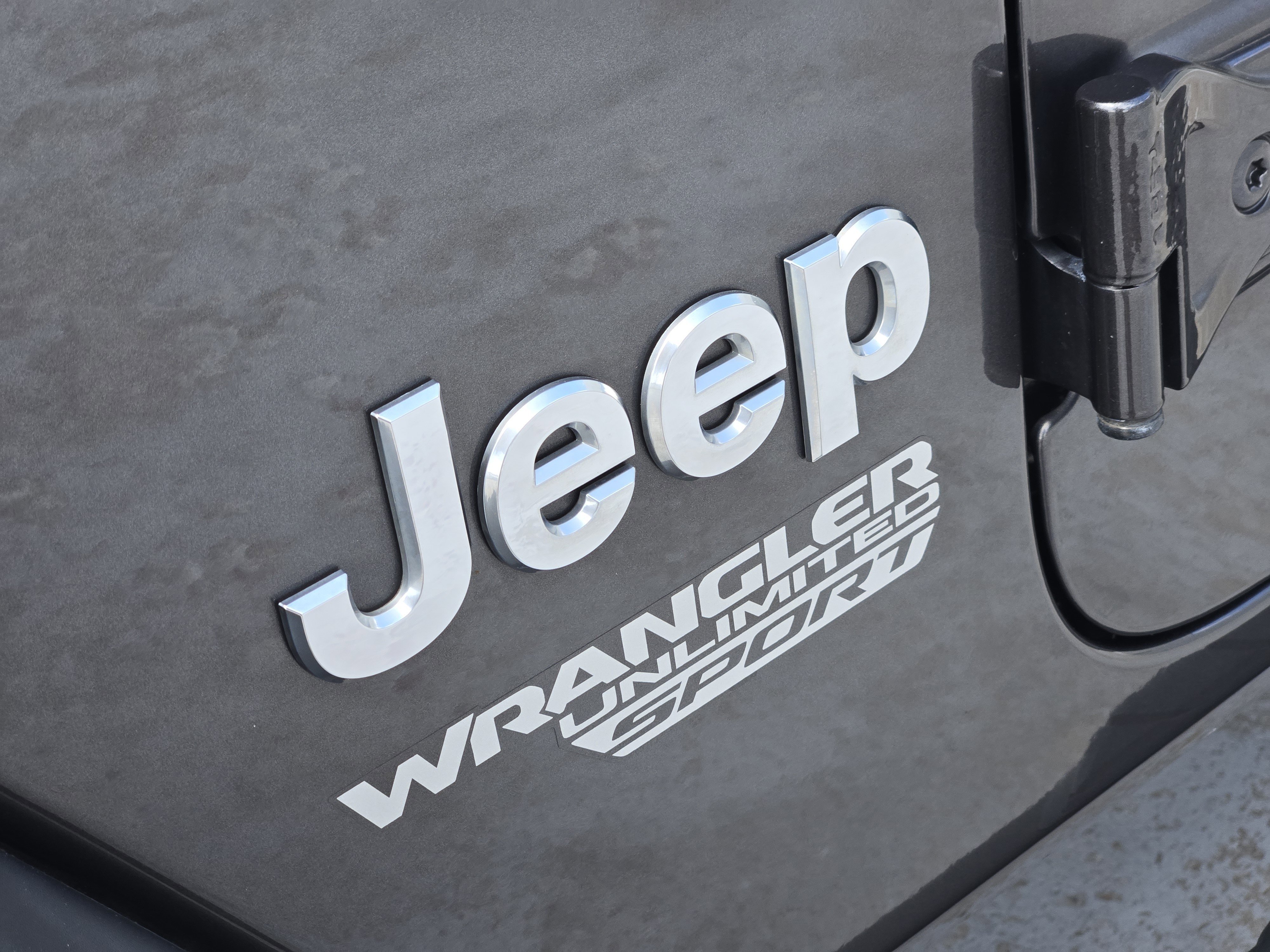 Used 2019 Granite Crystal Metallic Clearcoat Jeep Sport S image 11