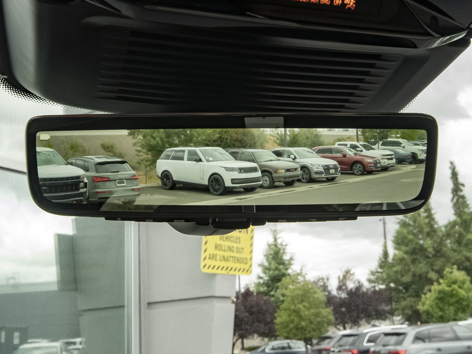 New 2026 Santorini Black Land Rover Dynamic SE image 18