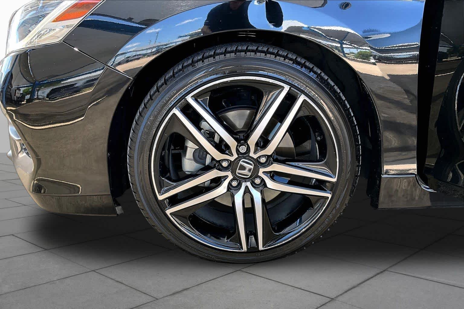 Used 2017 Crystal Black Pearl Honda Touring image 11