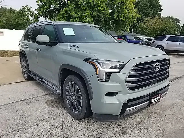 Used 2025  Toyota Limited image 3
