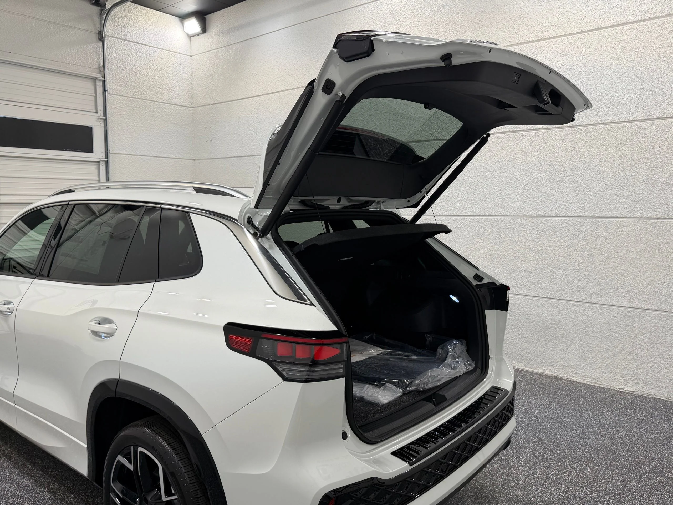New 2026 White Volkswagen SEL R-Line Turbo image 26