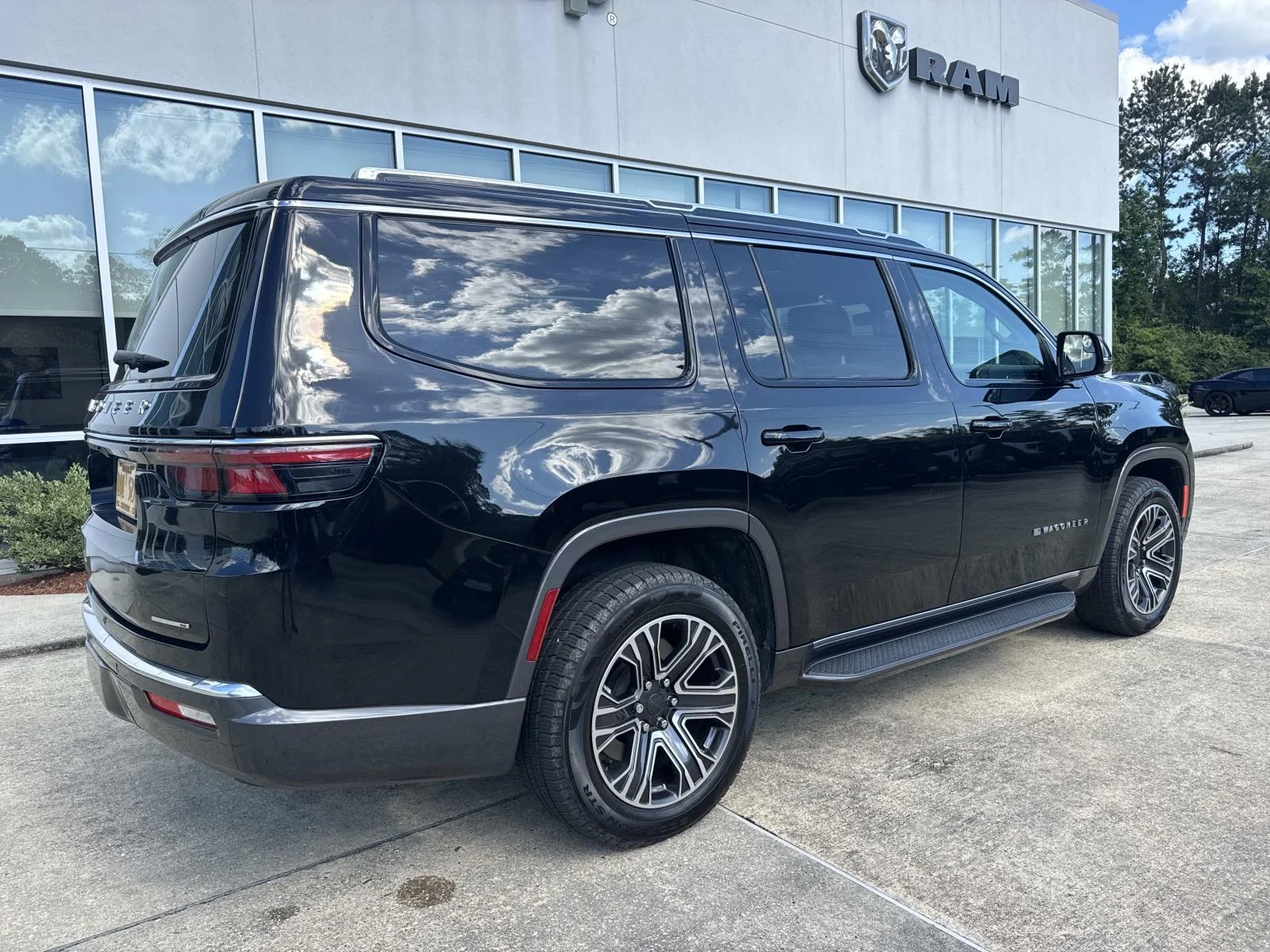Used 2022 Diamond Black Crystal Pearlcoat Jeep Series III 4x2 image 7