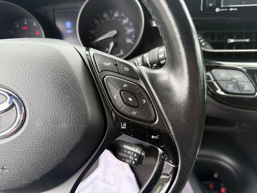 Used 2018 Silver Toyota XLE Premium image 30
