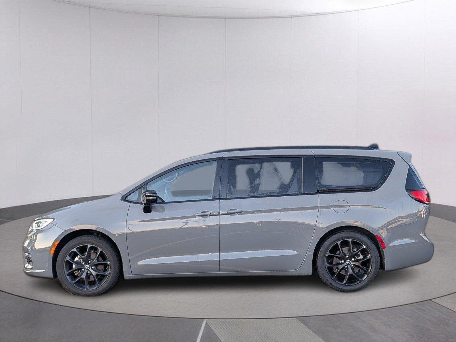 Used 2025 Ceramic Gray Clearcoat Chrysler Limited image 2