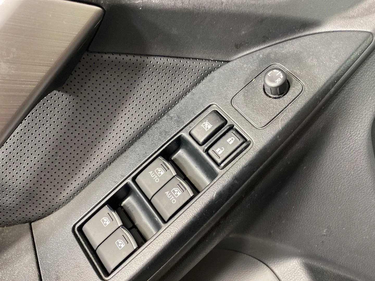Used 2018 Ice Silver Metallic Subaru Limited image 27