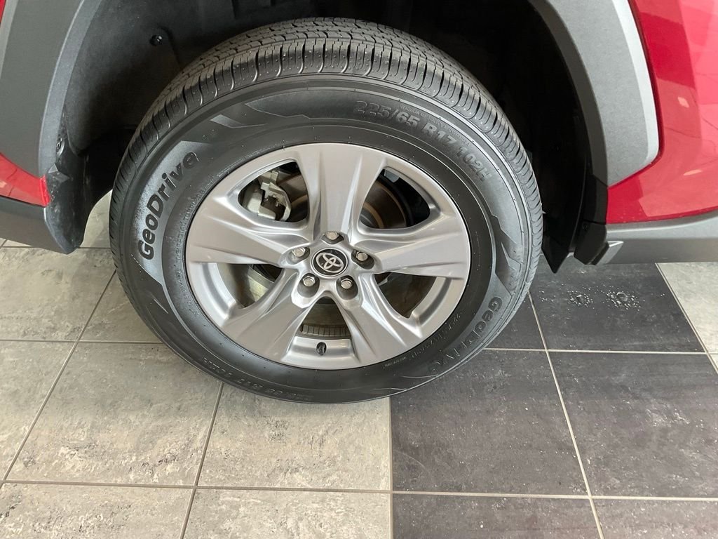 2025 Toyota RAV4 XLE - Photo 6