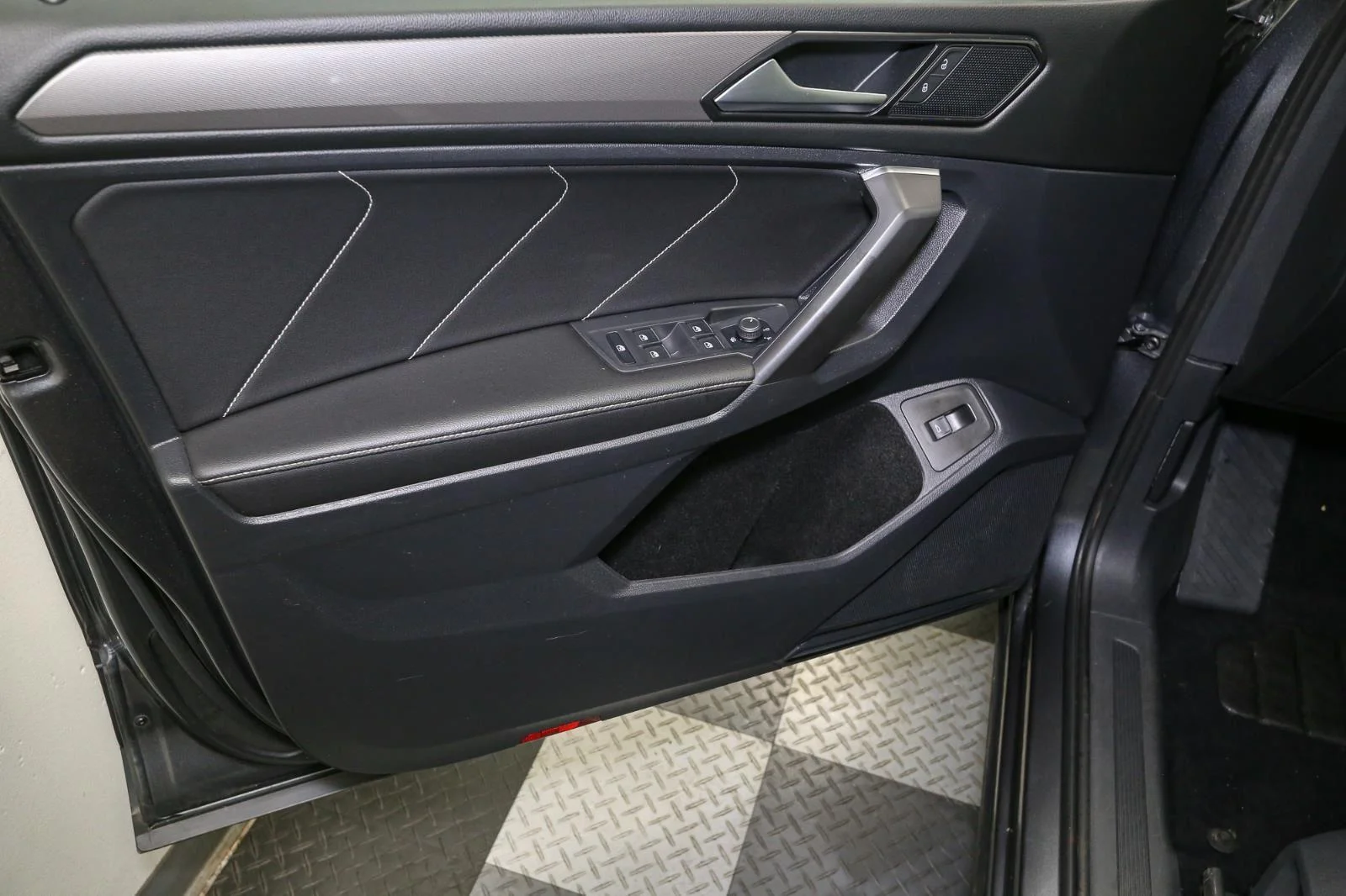 Used 2022 Platinum Gray Metallic Volkswagen SE image 41