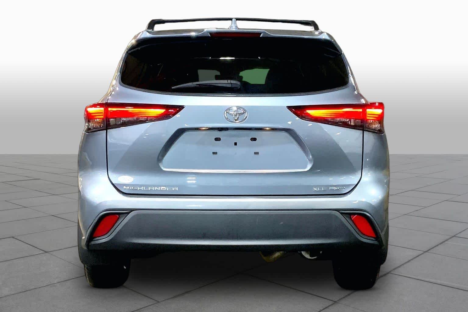 Used 2022 Moon Dust Toyota XLE image 5