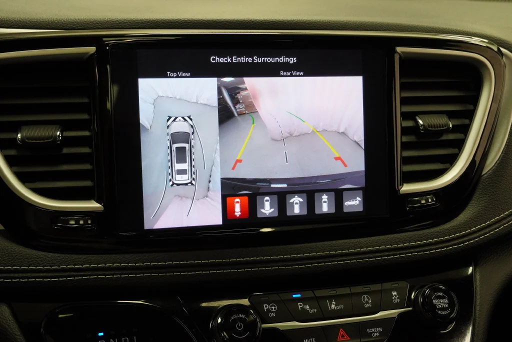 Used 2023 Black Chrysler Touring L image 35
