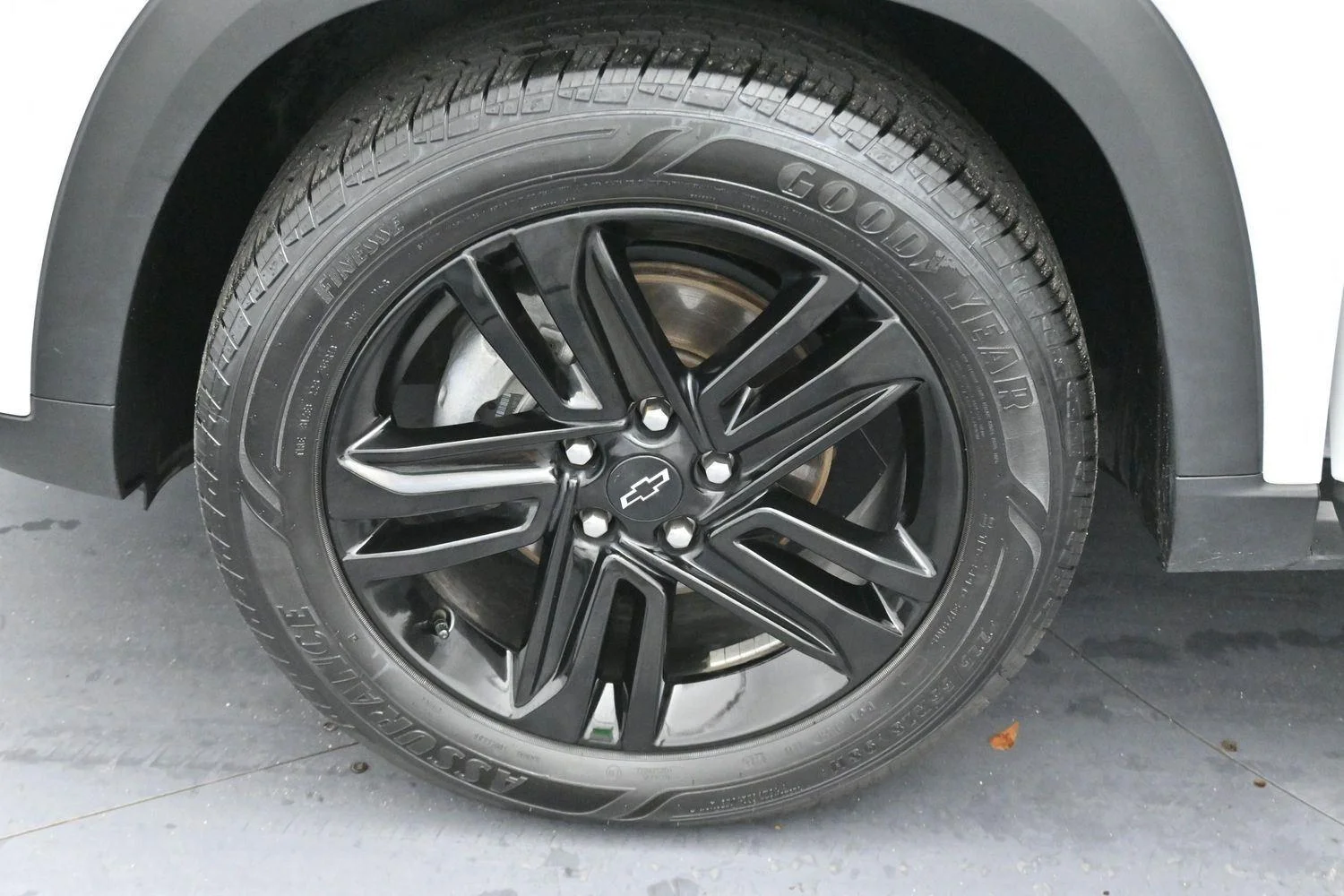 Used 2025 Summit White Chevrolet ACTIV image 33